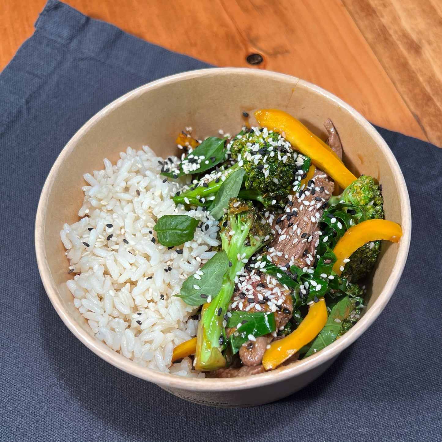 Boeuf à l’Orange et Sésame Épicé avec Nouilles de Riz (Un peu épicé)