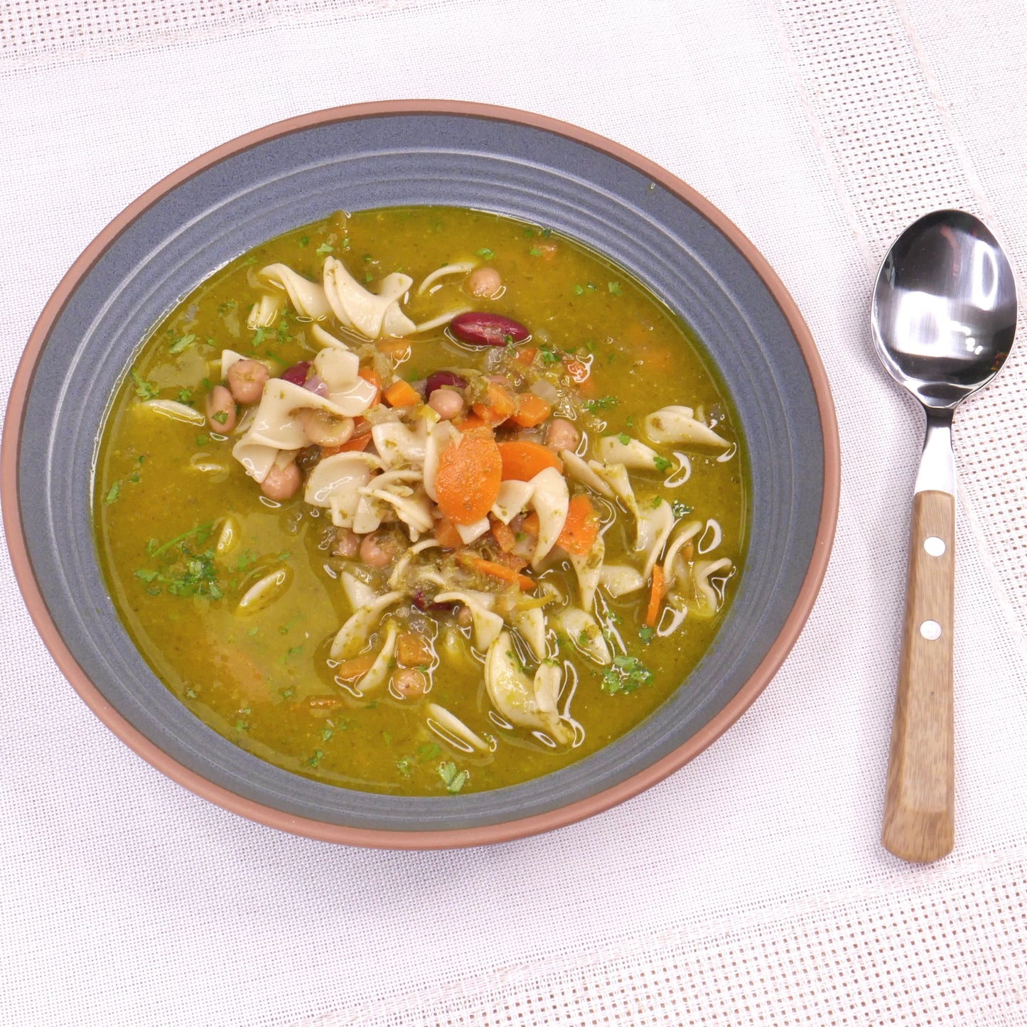 Soupe aux Nouilles, Haricots et Pesto